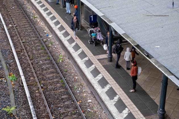 nur wenige Fahrgäste warten auf dem leeren Berliner S-Bahnhof Schönhauser Allee. Die Gewerkschaft der Lokführer (GDL) hat kurzfristig zu einem Warnstreik ausgerufen. Auch der Berliner S-Bahnverkehr ist vom Streik betroffen. Die Anzeigetafeln auf dem Bahnhof weisen auf einen Notfallfahrplan hin. Only a few passengers are waiting at the empty Schönhauser Allee S-Bahn station in Berlin. The train drivers union (GDL) has called a warning strike at short notice. Berlin s S-Bahn services are also affected by the strike. The display boards at the station indicate an emergency timetable. Streik der Lokführergewerkschaft GDL- Auswirkungen auf Berliner Nahverkehr *** Only a few passengers are waiting at the empty Schönhauser Allee S Bahn station i S-P202311161588.jpg