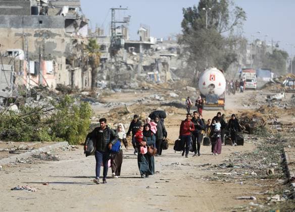 News Themen der Woche KW47 News Bilder des Tages Palestinians leaving the north walk through the Salaheddine road in the Zeitoun district on the southern outskirts Palestinians leaving the north walk through the Salaheddine road in the Zeitoun district on the southern outskirts of Gaza City on November 26, 2023, on the third day of a truce between Israel and Hamas. Photo by Ahmed Ibrahim Gaza West Bank Palestinian Territory 261123_Gaza_AI_00(6) Copyright: xapaimagesxAhmedxIbrahimx xapaimagesx