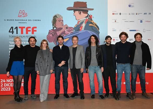 Entertainment Themen der Woche KW47 Entertainment Bilder des Tages Turin,Italy Turin Film Festival 2023 41st edition Photocall DO NOT HANG UP in Competition Feature Films Manfredi Lucibello director,Barbara Ronchi actress,Claudio Santamaria actor,Francesco Motta copositor music In the photo: Manfredi Lucibello director,Barbara Ronchi actress dress Brunello Cucinelli,Crivelli jewels, Claudio Santamaria actor, Francesco Motta copositor music and cast  Copyright: x xipa-agency.netx xNickxZonnax IPA_Agency_IPA41876936