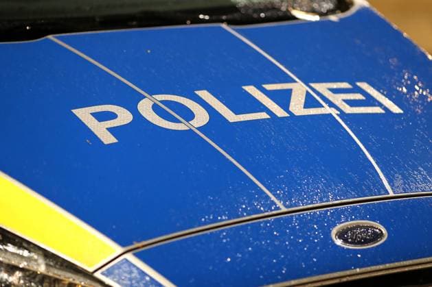 26.11.2023, Düsseldorf, Schriftzug Polizei in Nahaufnahme. Detailbild Polizeieinsatz Nordrhein-Westfalen Deutschland *** 26 11 2023, Düsseldorf, close-up of police lettering Close-up of police operation North Rhine-Westphalia Germany