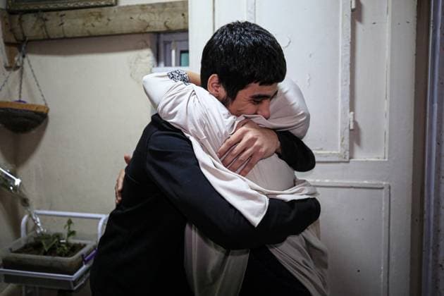 News Themen der Woche KW47 News Bilder des Tages 39 Palestinians released from Israeli prisons in a third batch o JERUSALEM - NOVEMBER 26: 17 year-old Neset Devabise reunites with his mother as he is released from Israeli prison as a part of Israel and Palestinian resistance group Hamas prisoner swap amid Humanitarian pause, according to Palestine Liberation Organization s prisoners in Jerusalem on November 26, 2023. Israeli authorities released 39 Palestinians, including 6 females, 33 minors as part of second batch of prisoner swap according to official Palestinian news agency WAFA. photo by saeed qaq Copyright: xsaeedxqaqx 513A0975