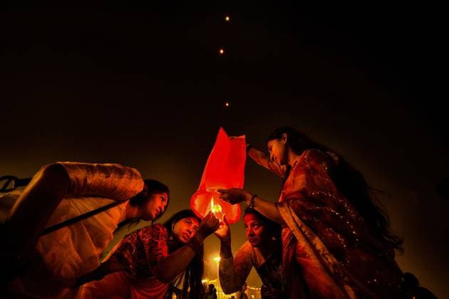 Bilder des Jahres 2023, News 11 November News Themen der Woche KW47 News Bilder des tages November 26, 2023, Varanasi, Uttar Pradesh, India: A group of young people light a Sky Lantern during the Dev Deepavali Festival at Varanasi. Dev Deepavali Diwali is the biggest festival of light celebration in Kartik Poornima (Mid-Autumn) where devotees decorate the river bank with millions of lamps during the festival. Varanasi India - ZUMAs197 20231126_aaa_s197_256 Copyright: xAvishekxDasx