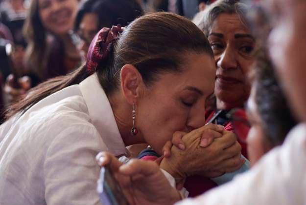 November 26, 2023, Mexico City, Mexico City, Mexico: CLAUDIA SHEINBAUM (sole candidate for the presidential elections) kissing the hand of a party supporter, during the political rally held in the Iztapalapa municipality. Mexico City Mexico - ZUMAs310 20231126_zip_s310_023 Copyright: xLuisxExSalgadox