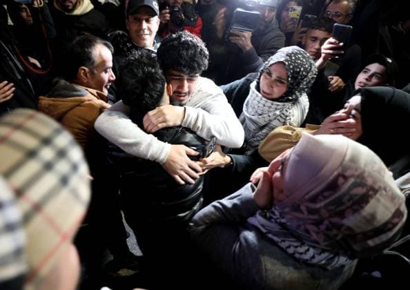 Bilder des Jahres 2023, News 11 November News Themen der Woche KW47 News Bilder des tages (231127) -- RAMALLAH, Nov. 27, 2023 -- A released Palestinian prisoner reunites with family members in the West Bank city of Ramallah, Nov. 26, 2023. Buses transferring the 39 released Palestinian prisoners, all of whom are children, arrived in Ramallah on Sunday. (Photo by Xinhua) MIDEAST-RAMALLAH-PALESTINIAN PRISONERS-RELEASE AymanxNobani 