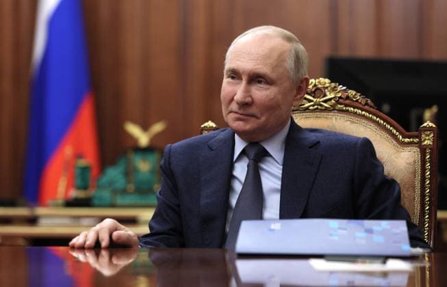 News Bilder des Tages Russia Putin 8567182 27.11.2023 Russian President Vladimir Putin is seen during a meeting with VTB Chairman Andrey Kostin at the Kremlin in Moscow, Russia. Mikhail Klimentyev Sputnik Moscow Russia  Copyright: xMikhailxKlimentyevx