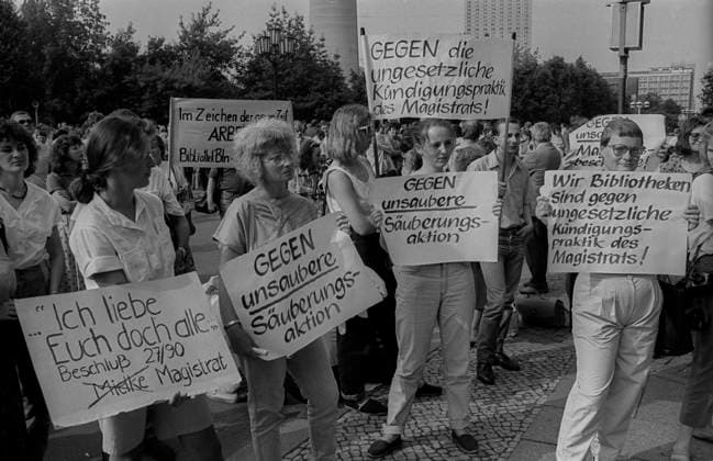 Wende_Kündigungen DDR, Berlin, 25.06.1990, Angestellte des Magistrat von Ostberlin, protestieren vor dem Roten Rathaus gegen Kündigungsabsichten, Aktion Besen, Â *** Wende dismissals GDR, Berlin, 25 06 1990, employees of the magistrate of East Berlin, protest in front of the Red City Hall against dismissal intentions, action broom, Â