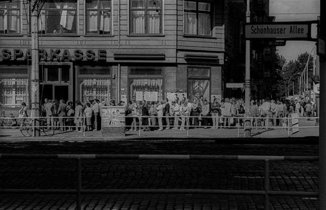 Archivbilder der Woche KW48 Währungsunion DDR, Berlin, 25.5.1990, Anstehen nach Anträgen für die Währungsunion, Sparkasse in der Kastanienallee; an der Kreuzung Schönhauser Alle Dimitroffstraße), Â *** Monetary union GDR, Berlin, 25 5 1990, queuing for applications for the monetary union, savings bank in Kastanienallee at the intersection Schönhauser Alle Dimitroffstraße , Â