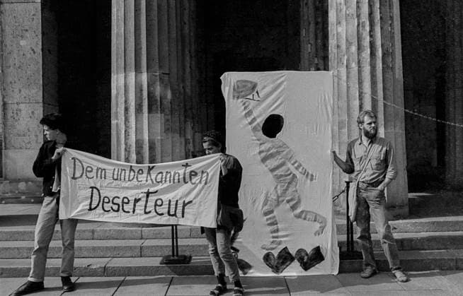 Tag der Kriegsdienstverweigerer DDR, Berlin, 15.5.1990, Neue Wache, Dem Unbekannten Deserteur, Tag der Kriegsdienstverweigerer, Aktion der Kampagne gegen Wehrpflicht, Â *** Day of conscientious objectors GDR, Berlin, 15 5 1990, Neue Wache, Dem Unbekannten Deserteur, Day of conscientious objectors, Action of the campaign against conscription, Â