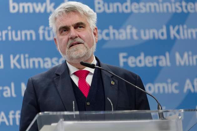 Wirtschafts- und Energieministerrunde der Länder 2023-11-27 - Deutschland, Berlin - Prof. Dr. Armin Willingmann (SPD), Vorsitzender der Energieministerkonferenz und Energieminster im Bundesland Sachsen-Anhalt, während der gemeinsamen Pressekonferenz zum Auftakt des Treffens der Wirtschafts- und Energieministerinnen und -minister der Länder im Bundeswirtschaftsministerium. *** Economic and Energy Ministers of the Federal States 2023 11 27 Germany, Berlin Prof Dr Armin Willingmann SPD , Chairman of the Conference of Energy Ministers and Energy Minister of the Federal State of Saxony-Anhalt, during the joint press conference at the start of the meeting of the Economic and Energy Ministers of the Federal States at the Federal Ministry for