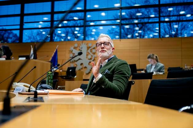 THÜRINGER LANDTAG UNTERSUCHUNGSAUSSCHUSS 7 4 27 11 2023 - Erfurt: Der Minister für Kultur, Bundes- und Europaangelegenheiten und Chef der Staatskanzlei und Beauftragter der Landesregierung für jüdisches Leben in Thüringen und die Bekämpfung des Antisemitismus, Prof. Dr. Benjamin-Immanuel Hoff (DIE LINKE), im Plenarsaal. Der Minister ist im Untersuchungsausschuss 7 4 zur Postenaffäre im Thüringer Landtag am 27. November 2023 als Zeuge geladen. Der Untersuchungsausschuss 7 4 beschäftigt sich mit einem möglichen Fehlverhalten der Landesregierung bei der Besetzung öffentlicher Ämter bei Staatssekretärinnen und Staatssekretären sowie Stellen von persönlichen Mitarbeitern in den Leitungsbereichen der Ministerien und der Staatskanzlei. ________