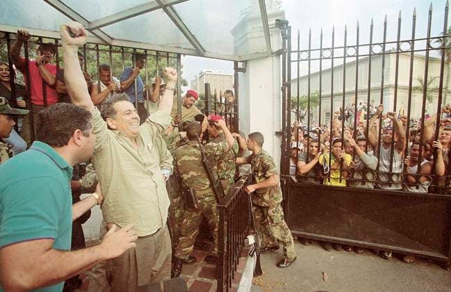 Archivbilder der Woche KW48 Abril del 2002 - Isaías Rodríguez (25 05 1974) Grupos de personas celebrando la llegada del presidente de la Republica Bolivariana de Venezuela, Hugo Chávez Frías, en las afueras del Palacio de Miraflores, en la madrugada del 14 de Abril de 2002. El presidente Chávez había sido sustituido por un gobierno de facto encabezado por Pedro Carmona Estanga. En la imagen El fiscal general de la República, Isaías Rodríguez celebra la llegada del mandatario Chávez. PROHIBIDO SU USO Y O REPRODUCCIÓN EN VENEZUELA CARACAS DISTRITO CAPITAL VENEZUELA EDITORIAL USE ONLY  Copyright: xx ERNESTOxMORGADOx veelnacionalpic001375