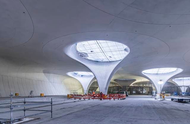 Baden-Württemberg, Baustelle Hauptbahnhof Stuttgart Unterirdische Kathedrale: zwei Jahre vor Inbetriebnahme sind die Rohbauarbeiten am neuen Hauptbahnhofs abgeschlossen. Das Dach des künftigen unterirdischen Durchgangsbahnhof ist geschlossen. Es wird getragen von 28 sogenannten Kelchstützen. 27.11.2023: Stuttgart, Baden-Württemberg, Deutschland, Europa *** Underground cathedral Two years before commissioning, the shell of the new main station has been completed The roof of the future underground through station is closed It is supported by 28 so-called chalice-shaped columns 27 11 2023 Stuttgart, Baden Württemberg, Germany, Europe