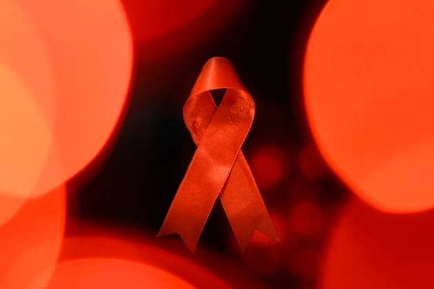 Der Welt-AIDS-Tag wird jährlich vom gemeinsamen Programm der Vereinten Nationen für HIV Aids organisiert undwurde im Jahr 1988 ins Leben gerufen. Seitdem findet er jährlich am 1. Dezember statt und bekräftigt die Rechte HIV-positiver Menschen. (Themenbild, Symbolbild) Köln, 27.11.2023 NRW Deutschland *** World AIDS Day is organized annually by the Joint United Nations Programme on HIV Aids and was launched in 1988 Since then, it has been held annually on 1 December and affirms the rights of HIV-positive people Themed image, symbolic image Cologne, 27 11 2023 NRW Germany Copyright: xDwixAnoraganingrumx