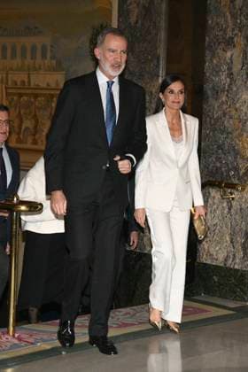 Royals At The 40th Edition Of The Journalist Award - Madrid King Felipe and Queen Letizia on their arrival at the presentation of the Francisco Cerecedo Journalism Award at the Westin Palace Hotel, on November 27, 2023, in Madrid (Spain). This year the prize goes to the director and presenter of the program Mas de uno on Onda Cero, Carlos Alsina, awarded by the Association of European Journalists. The jury highlighted his lucid, rigorous and plural view of current affairs, with a special mention to his talent as an interviewer. His sharpness in political analysis has made him one of the most influential voices of contemporary Spanish journalism . Photo by JosÃ Oliva Europa Press ABACAPRESS.COM Madrid Spain  Copyright: xEuropaxPress ABACAx