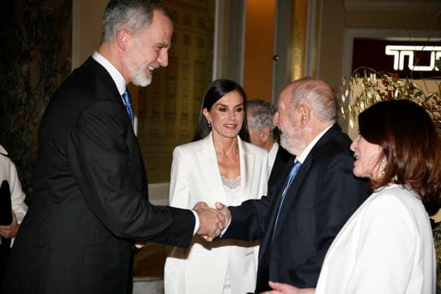 Royals At The 40th Edition Of The Journalist Award - Madrid King Felipe and Queen Letizia on their arrival at the presentation of the Francisco Cerecedo Journalism Award at the Westin Palace Hotel, on November 27, 2023, in Madrid (Spain). This year the prize goes to the director and presenter of the program Mas de uno on Onda Cero, Carlos Alsina, awarded by the Association of European Journalists. The jury highlighted his lucid, rigorous and plural view of current affairs, with a special mention to his talent as an interviewer. His sharpness in political analysis has made him one of the most influential voices of contemporary Spanish journalism . Photo by JosÃ Oliva Europa Press ABACAPRESS.COM Madrid Spain  Copyright: xEuropaxPress ABACAx