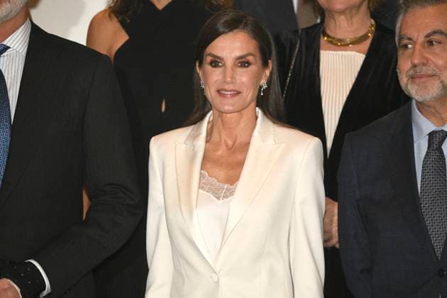 Royals At The 40th Edition Of The Journalist Award - Madrid Queen Letizia poses on her arrival at the presentation of the Francisco Cerecedo Journalism Award at the Westin Palace Hotel, on November 27, 2023, in Madrid (Spain). This year the award goes to the director and presenter of the program Mas de uno on Onda Cero, Carlos Alsina, given by the Association of European Journalists. The jury highlighted his lucid, rigorous and plural view of current affairs, with a special mention to his talent as an interviewer. His sharpness in political analysis has made him one of the most influential voices of contemporary Spanish journalism . Photo by JosÃ Oliva Europa Press ABACAPRESS.COM Madrid Spain  Copyright: xEuropaxPress ABACAx