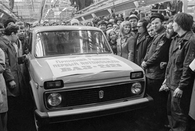 Archivbilder der Woche KW48 Tolyatti, Kuibyshev Region, USSR. Workers take part in the ceremony of releasing the first production of Niva VAZ-2121 all-terrain vehicle from the assembly line at the Volga Automobile Plant named after the 50th anniversary of the USSR. Yuri Belozerov TASS  32408373