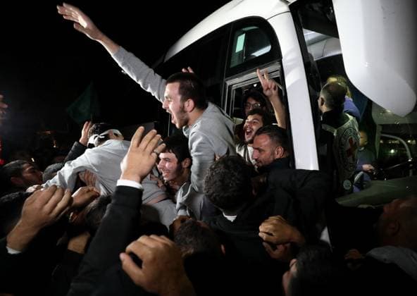 News Themen der Woche KW48 News Bilder des Tages (231128) -- RAMALLAH, Nov. 28, 2023 -- People celebrate the release of Palestinian prisoners in the West Bank city of Ramallah Nov. 28, 2023. Thirty-three Palestinians released by Israel arrived early Tuesday in Ramallah. (Photo by Xinhua) MIDEAST-RAMALLAH-PALESTINIAN PRISONERS-RELEASE AymanxNobani 