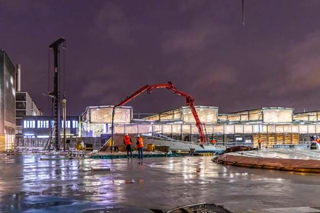 Das Dach ist geschlossen, der Rohbau des neuen Stuttgarter Hauptbahnhofs fertig gestellt. Zwei Jahre bevor die ersten Züge durch den Durchgangsbahnhof fahren, erfolgte die Betonage des letzten rund 90 Quadratmeter großen Deckenfelds. Insgesamt hat die 457 Meter lange unterirdische Bahnhofshalle eine Fläche von 36.000 Quadratmetern. 28.11.2023: Stuttgart, Baden-Württemberg, Deutschland, Europa *** The roof is closed, the shell of Stuttgarts new main station completed Two years before the first trains pass through the through station, the last 90 square meter ceiling panel was concreted The 457 meter long underground station hall has a total area of 36,000 square meters 28 11 2023 Stuttgart, Baden Württemberg, Germany, Europe