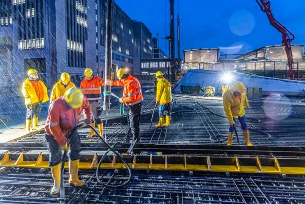 Das Dach ist geschlossen, der Rohbau des neuen Stuttgarter Hauptbahnhofs fertig gestellt. Zwei Jahre bevor die ersten Züge durch den Durchgangsbahnhof fahren, erfolgte die Betonage des letzten rund 90 Quadratmeter großen Deckenfelds. Insgesamt hat die 457 Meter lange unterirdische Bahnhofshalle eine Fläche von 36.000 Quadratmetern. 28.11.2023: Stuttgart, Baden-Württemberg, Deutschland, Europa *** The roof is closed, the shell of Stuttgarts new main station completed Two years before the first trains pass through the through station, the last 90 square meter ceiling panel was concreted The 457 meter long underground station hall has a total area of 36,000 square meters 28 11 2023 Stuttgart, Baden Württemberg, Germany, Europe