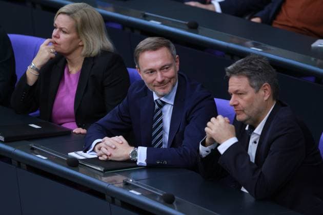 News Themen der Woche KW48 News Bilder des Tages RECORD DATE NOT STATED Berlin, Deutschland, ..: Sitzungswoche im Deutschen Bundestag, 139. Sitzung: V.l.n.r: Innenministerin Nancy Faeser (SPD), Finanzminister Christian Lindner (FDP) und Wirtschaftsminister Robert Habeck (Grüne) sitzen auf der Regierungsbank, während Bundeskanzler Olaf Scholz (nicht im Bild) eine Regierungserklärung abgibt *** Berlin, Germany, session week in the German Bundestag, 139 session F l n r Interior Minister Nancy Faeser SPD , Finance Minister Christian Lindner FDP and Economics Minister Robert Habeck Greens sit on the government bench, while Chancellor Olaf Scholz, not in the picture, makes a government statement Copyright: xdtsxNachrichtenagenturx dts_26834