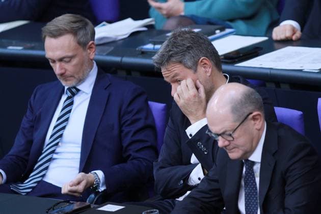 Berlin, Deutschland, 28.11.2023: Sitzungswoche im Deutschen Bundestag, 139. Sitzung: V.l.n.r.: Bundesfinanzminister Christian Lindner (FDP, Bundeswirtschaftsminister Robert Habeck (Grüne), Bundeskanzler Olaf Scholz (SPD) nach Abgabe einer Regierungserklärung des Kanzlers *** Berlin, Germany, 28 11 2023 German Bundestag, 139th sitting F l n r Federal Minister of Finance Christian Lindner FDP, Federal Minister of Economics Robert Habeck Greens , Federal Chancellor Olaf Scholz SPD after the Chancellor made a government statement Copyright: xdtsxNachrichtenagenturx dts_26847