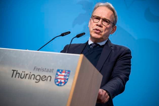 REGIERUNGSMEDIENKONFERENZ THÜRINGEN 28 11 2023 - Erfurt: Der Thüringer Minister für Inneres und Kommunales, Georg Maier (SPD), in der Regierungsmedienkonferenz der Thüringer Landesregierung am 28. November 2023 im Erfurter Haus Dacheröden. _________________ *** GOVERNMENT MEDIA CONFERENCE THURINGIA 28 11 2023 Erfurt The Thuringian Minister of the Interior and Municipal Affairs, Georg Maier SPD , at the government media conference of the Thuringian state government on November 28, 2023 at Haus Dacheröden in Erfurt
