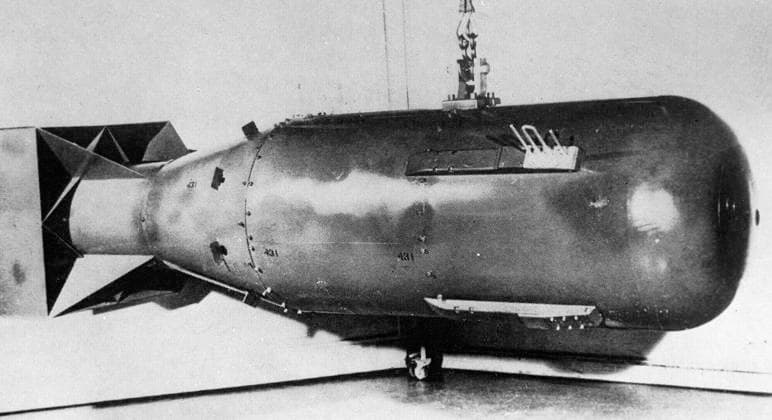 Archivbilder der Woche KW48 The Little Boy atomic bomb 2874068 06.08.1945 On August 6, 1945, the Little Boy atomic bomb with a yield of 13-18 kilotons was dropped on Hiroshima, Japan, by the crew of the Enola Gay Boeing B-29 Superfortress bomber commanded by Colonel Paul Tibbets. Photo from a book by D. Mondale. London, 1971. RIA Novosti Sputnik Hiroshima Japan  Copyright: xRIAxNovostix