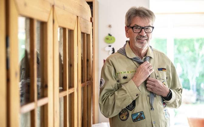 <p>Das Stammzeichen der Pfadfinder von Richard Wolsing, Ehrenamtspreisträger 2023, auf seinem Pfadfinderhemd am Dienstag, den 28. November 2023, in Wesel Flüren am Ruhrweg 5. Herrn Wolsing wird der Ehrenamtspreis 2023 verliehen. Wesel Copyright: VolkerxHerold