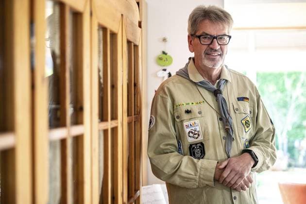 <p>Das Stammzeichen der Pfadfinder von Richard Wolsing, Ehrenamtspreisträger 2023, auf seinem Pfadfinderhemd am Dienstag, den 28. November 2023, in Wesel Flüren am Ruhrweg 5. Herrn Wolsing wird der Ehrenamtspreis 2023 verliehen. Wesel Copyright: VolkerxHerold