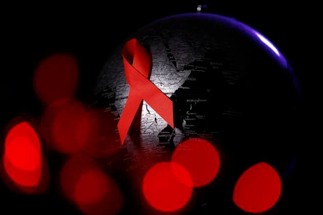 Der Welt-AIDS-Tag wird jährlich vom gemeinsamen Programm der Vereinten Nationen für HIV Aids organisiert undwurde im Jahr 1988 ins Leben gerufen. Seitdem findet er jährlich am 1. Dezember statt und bekräftigt die Rechte HIV-positiver Menschen. (Themenbild, Symbolbild) Köln, 28.11.2023 NRW Deutschland *** World AIDS Day is organized annually by the Joint United Nations Programme on HIV Aids and was launched in 1988 Since then, it has been held annually on 1 December and affirms the rights of HIV-positive people Themed image, symbolic image Cologne, 28 11 2023 NRW Germany Copyright: xChristophxHardtx