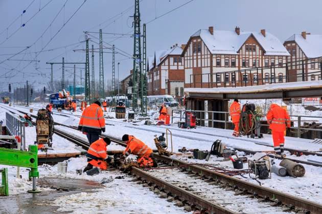 Lübbenau: Zweigleisiger Ausbau der Bahnstrecke Berlin-Cottbus DEU Brandenburg Lübbenau Â In Lübbenau laufen die Vorbereitungen für den künftig wieder zweigleisigen Ausbau der Bahnstrecke Berlin-Cottbus. Die Arbeiten am Bahnübergang Berliner Straße dauern an. Dort werden zwei Hilfsbrücken eingesetzt sowie Spunddielen für eine wasserundurchlässige Baugrube ins Erdreich gerammt. Die Maßnahme zur Beseitigung von vier Bahnübergängen haben also begonnen. Dafür werden Hilfsbrücken eingebaut. Diese machen es erforderlich, dass Gleise und Oberleitung außer Betrieb genommen werden müssen. Daher wird der gesamte Bahnhof für den Eisenbahnbetrieb gesperrt. Es handelt sich dabei um vorbereitende Arbeiten für den Bau einer Straßen