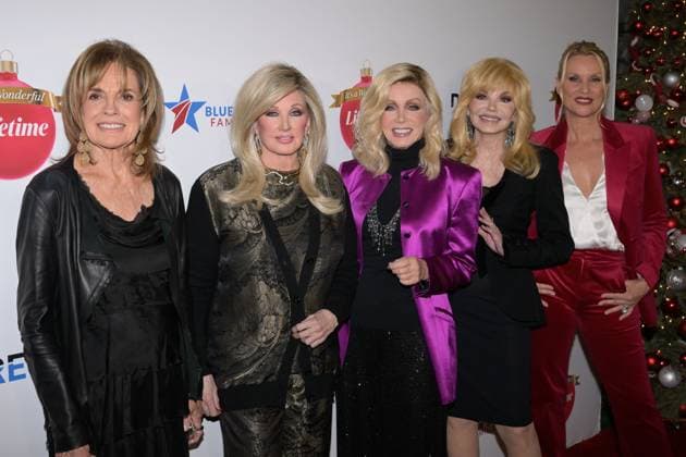 28 November 2023 - Beverly Hills, California - (L-R) Linda Gray, Morgan Fairchild, Donna Mills, Loni Anderson and Nicollette Sheridan. Gift of a Lifetime Blue Star Families Charity Event at The Maybourne Beverly Hills. Photo Credit: Billy Bennight AdMedia 299294 2023-11-28 California Beverly Hills Etats-Unis  Copyright: xAdMediax STAR_299294_013