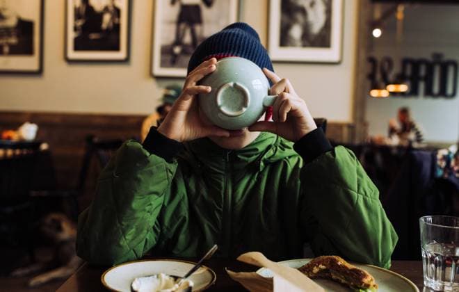 boy drinking a large hot chocolate in a cafe Stockholm, Stockholm County, Sweden CR_RABE231128-1292564-01 ,model released, Symbolfoto
