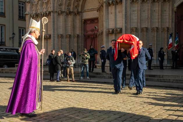 News Themen der Woche KW48 News Bilder des Tages Gerard Collomb s Funeral - Lyon Archbishop of Lyon Monseigneur Olivier de Germay and the coffin during the funeral of former mayor of Lyon and former Interior minister Gerard Collomb at the Saint-Jean cathedral in Lyon, France on November 29, 2023. On Saturday the former Minister of the Interior and early supporter of Emmanuel Macron Gerard Collomb, died at the age of 76. He announced in 2022 that he was suffering from stomach cancer. Photo by Bony Pool ABACAPRESS.COM Lyon France  Copyright: xBony Pool ABACAx