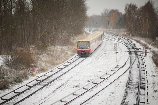 News Themen der Woche KW48 Berlin, Schneewetter Ein S-Bahn am 29.11.2023 in Berlin. Berlin Berlin Deutschland *** Berlin, snow weather One S Bahn on 29 11 2023 in Berlin Berlin Berlin Germany