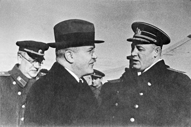 1941-1945 Great Patriotic War 8570176 04.02.1945 Great Patriotic War, 1941-1945. Yalta Conference of the Heads of Government of the Three Allied Powers. February 4-11, 1945. Vyacheslav Molotov, Andrei Vyshinsky and others arrived at the Simferopol airfield for a meeting of the leaders of the USSR, USA and Great Britain. Center: Vyacheslav Molotov talks with Admiral of the USSR Fleet Nikolai Kuznetsov, right. Alexey Yalta Republic of Crimea Russia  Copyright: xAlexeyx