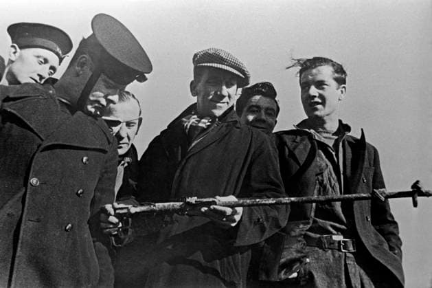 1941-1945 Great Patriotic War 8570206 09.02.1945 Great Patriotic War, 1941-1945. Yalta Conference of the leaders of the three countries of the anti-Hitler coalition of the USSR, US and Great Britain (February 4-11, 1945), dedicated to the establishment of the post-war world order. Members of the conference delegations, naval sailors from the US and Great Britain during a visit to the Malakhov Kurgan in Sevastopol. Alexey Sevastopol Russia  Copyright: xAlexeyx