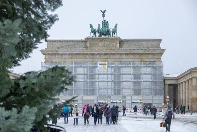 News Themen der Woche KW48 News Bilder des Tages Brandenburger Tor Deutschland, Berlin am 29.11.2023: Das Brandenburger Tor wird mit hilfe eines großen Gerüst saniert nach einem Farbübergriff. *** Brandenburg Gate Germany, Berlin on 29 11 2023 The Brandenburg Gate is being renovated with the help of a large scaffold after a paint spill