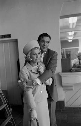 Film Send Me No Flowers Actor Rock Hudson and actress Doris Day hug while at the film set Los Angeles, CA USA  Copyright: xLeoxFuchsx R0580-Day-Hudson-SMNF