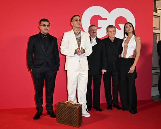 Entertainment Themen der Woche KW48 Entertainment Bilder des Tages Milan, GQ Italia Photocall for the MEN OF THE YEAR PARTY at Palazzo Serbelloni. Milan, GQ Italia Photocall for the MEN OF THE YEAR PARTY at Palazzo Serbelloni. in the photo: Geolier, Sfera Ebbasta, Willem Dafoe, Federico Sarica, Elodie Milan Italy  Copyright: xIPA ABACAx