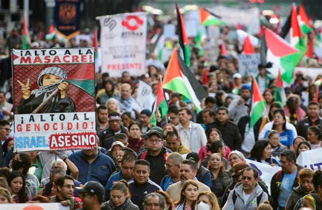 November 29, 2023, Mexico City, Mexico City, Mexico: Hundreds of people participate in a protest march through the streets of Mexico City to demand the immediate cessation of Israel s hostilities towards Palestine..The Islamist group Hamas accepted that the humanitarian truce be extended for two more days, since its entry into force last Friday, which will mainly allow the release of as many hostages. Mexico City Mexico - ZUMAn296 20231129_zip_n296_010 Copyright: xJorgexNunezx