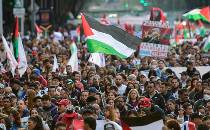 November 29, 2023, Mexico City, Mexico City, Mexico: Hundreds of people participate in a protest march through the streets of Mexico City to demand the immediate cessation of Israel s hostilities towards Palestine..The Islamist group Hamas accepted that the humanitarian truce be extended for two more days, since its entry into force last Friday, which will mainly allow the release of as many hostages. Mexico City Mexico - ZUMAn296 20231129_zip_n296_011 Copyright: xJorgexNunezx