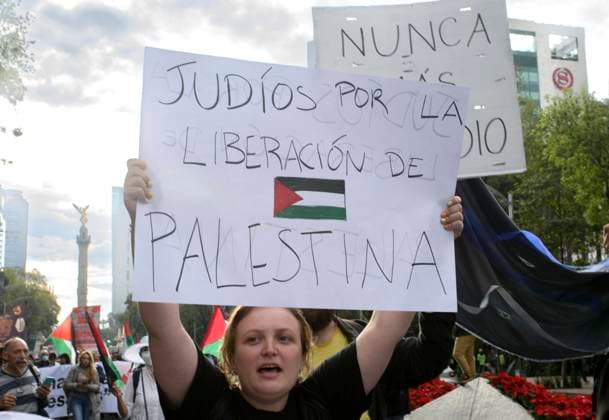 November 29, 2023, Mexico City, Mexico City, Mexico: Hundreds of people participate in a protest march through the streets of Mexico City to demand the immediate cessation of Israel s hostilities towards Palestine..The Islamist group Hamas accepted that the humanitarian truce be extended for two more days, since its entry into force last Friday, which will mainly allow the release of as many hostages. Mexico City Mexico - ZUMAn296 20231129_zip_n296_012 Copyright: xJorgexNunezx