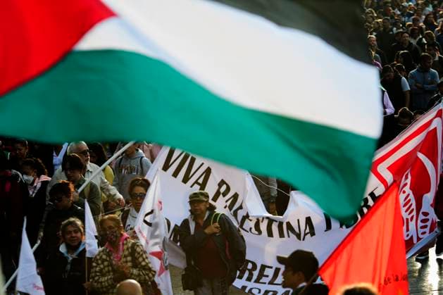 November 29, 2023, Mexico City, Mexico City, Mexico: Hundreds of people participate in a protest march through the streets of Mexico City to demand the immediate cessation of Israel s hostilities towards Palestine..The Islamist group Hamas accepted that the humanitarian truce be extended for two more days, since its entry into force last Friday, which will mainly allow the release of as many hostages. Mexico City Mexico - ZUMAn296 20231129_zip_n296_014 Copyright: xJorgexNunezx
