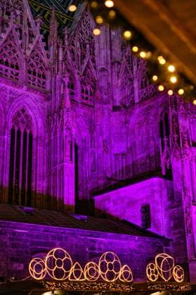 Wien, Austria - November 29, 2023: Weihnachtsmarkt am Stephansplatz mit lila beleuchteten Stephansdom. Wien Wien Austria *** Vienna, Austria November 29, 2023 Christmas market on St. Stephens Square with purple illuminated St. Stephens Cathedral Vienna Vienna Austria 