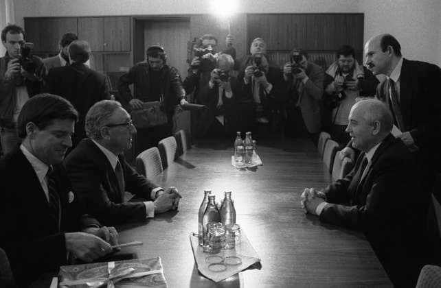Archivbilder der Woche KW48 Henry Kissinger and Mikhail Gorbachev 968946 01.10.1993 Henry Kissinger, US Secretary of State, diplomat and expert in the sphere of international affairs, second right, meeting for talks with Mikhail Gorbachev, president of the International Non-governmental Foundation for Socio-economic and Political Studies, the Gorbachev Foundation. Boris Kaufman Sputnik Moscow Russia  Copyright: xBorisxKaufmanx