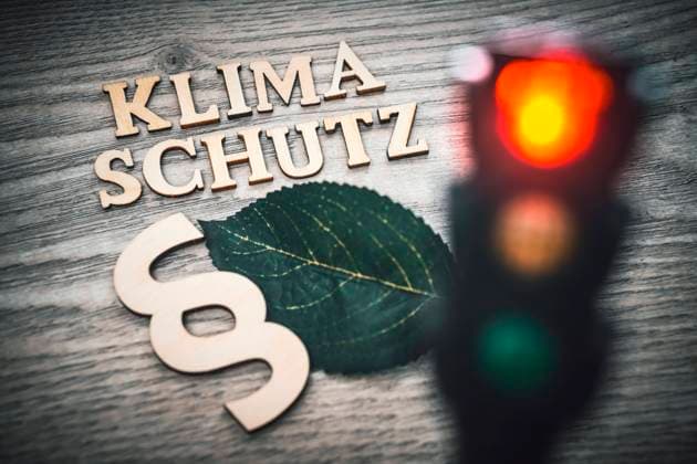 Schriftzug Klimaschutz, Paragrafenzeichen und rote Ampel, Bundesregierung verstÃ¶ÃŸt gegen Klimaschutzgesetz *** Climate protection lettering, paragraph sign and red traffic light, federal government violates climate protection law ** NUR FUER REDAKTIONELLE ZWECKE ** EDITORIAL USE ONLY **