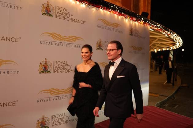 Entertainment Bilder des Tages Image Licensed to Parsons Media. 30 11 2023. London, United Kingdom. The Royal Variety Performance. Royal Albert Hall. The Prince and Princess of Wales attend the Royal Variety Performance at the Royal Albert Hall, together with The Crown Princess of Sweden and Prince Daniel.  Copyright: xAndrewxParsonsx xParsonsxMediax PAR-8565-0017