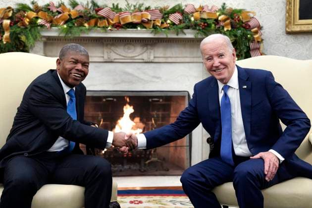News Themen der Woche KW48 News Bilder des Tages Joe Biden with President of Angola - Washington US President Joe Biden meets with President of Angola Joao Manuel Goncalves Lourenco in the Oval Office of the White House in Washington on November 30, 2023. Photo by Yuri Gripas ABACAPRESS.COM Washington DC United States  Copyright: xPool ABACAx
